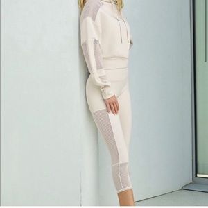 Alo Yoga Off The Grid Capri in Bone | XXS